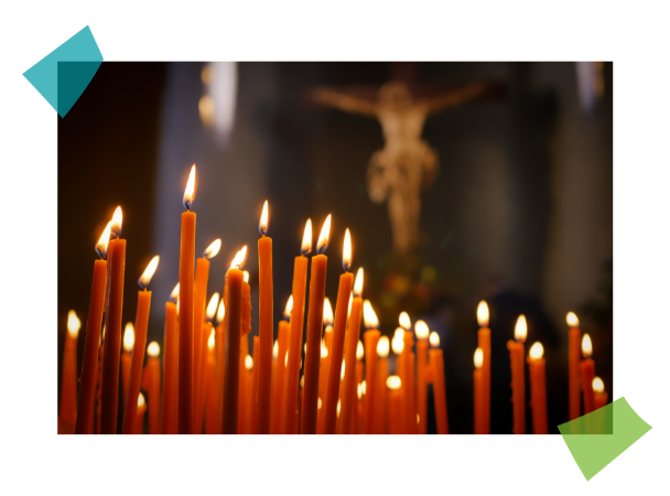 brennende Kerzen in einer Kirche