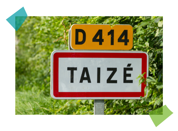 Straßenschild Taizé vor grünem Busch